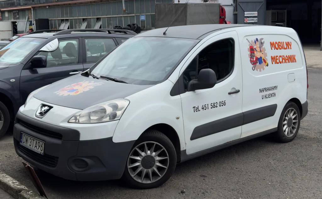 Samochód serwisowy mobilnego mechanika we Wrocławiu – naprawa auta z dojazdem do klienta 24/7